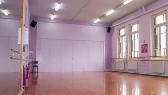 Thessaloniki: Traditional Greek Dance Class with Wine