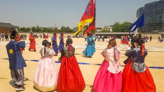 Seoul: Gyeongbok Palace and Bukchon Hanok Walking Tour