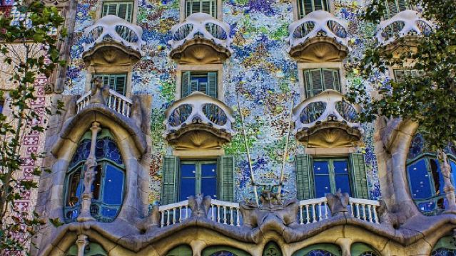Lawatan sehari ke Rumah Batlló + Casa Milà + La Sagrada Familia + pantai di Barcelona, Sepanyol