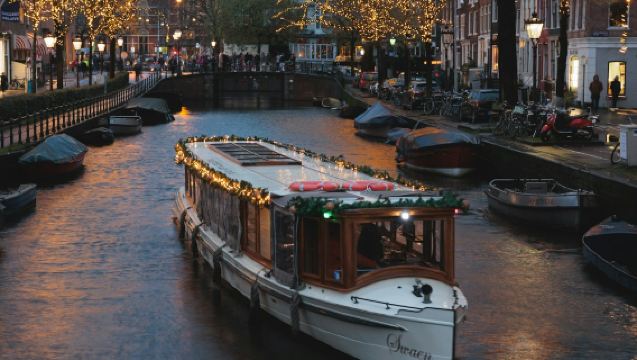 Amsterdam: Booze Cruise with Unlimited Drinks