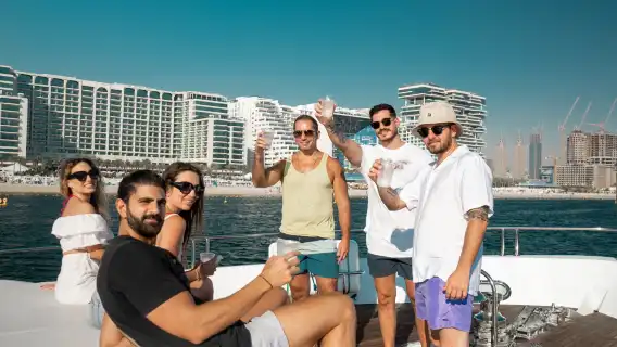 杜拜遊艇觀光/飲品全程暢飲,晨韻・夕照・夜魅,含餐點、DJ、飲品。
