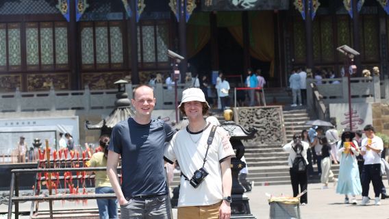 Eatwith shared moments - Chongqing - Experience temple prayer culture with locals and savor authentic tofu rice together