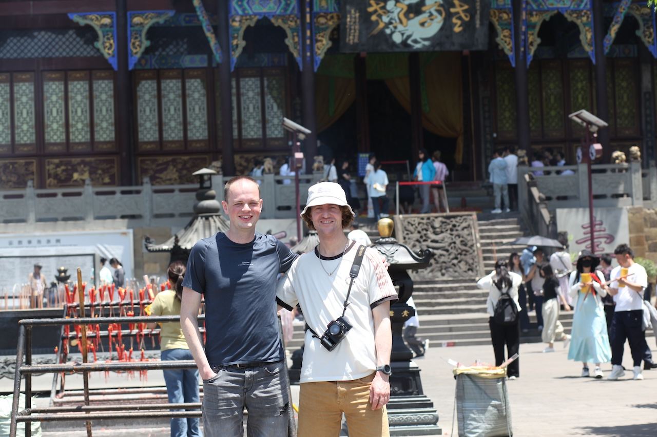 Eatwith shared moments - Chongqing - Experience temple prayer culture with locals and savor authentic tofu rice together