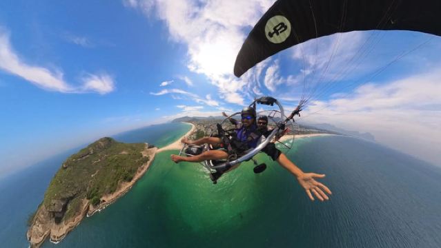 リオデジャネイロ：プラヤ・ダ・レゼルバ上空のパラトライク航空便