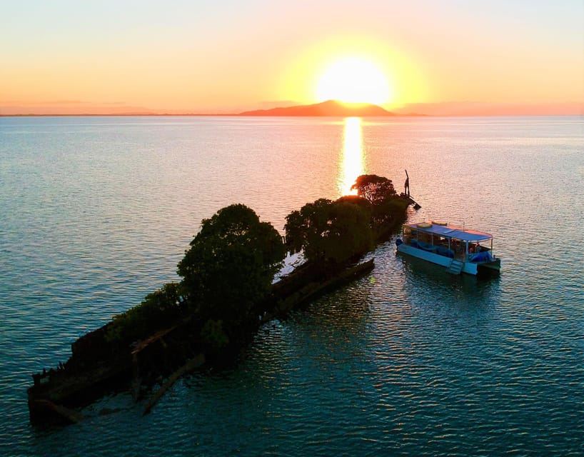 Magnetic Island : Croisière au coucher du soleil et découverte des épaves