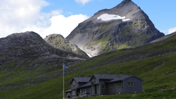 Hjørundfjord Hiking Cruise (6,5 hours to hike/explore Øye)
