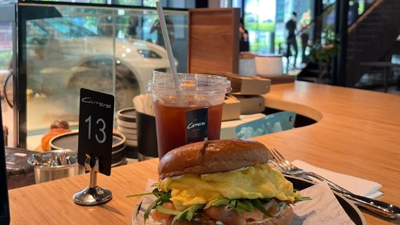 Токио, Япония. Служба услуга бронрования столика в ресторане Café STUDIO. Японская кухня.