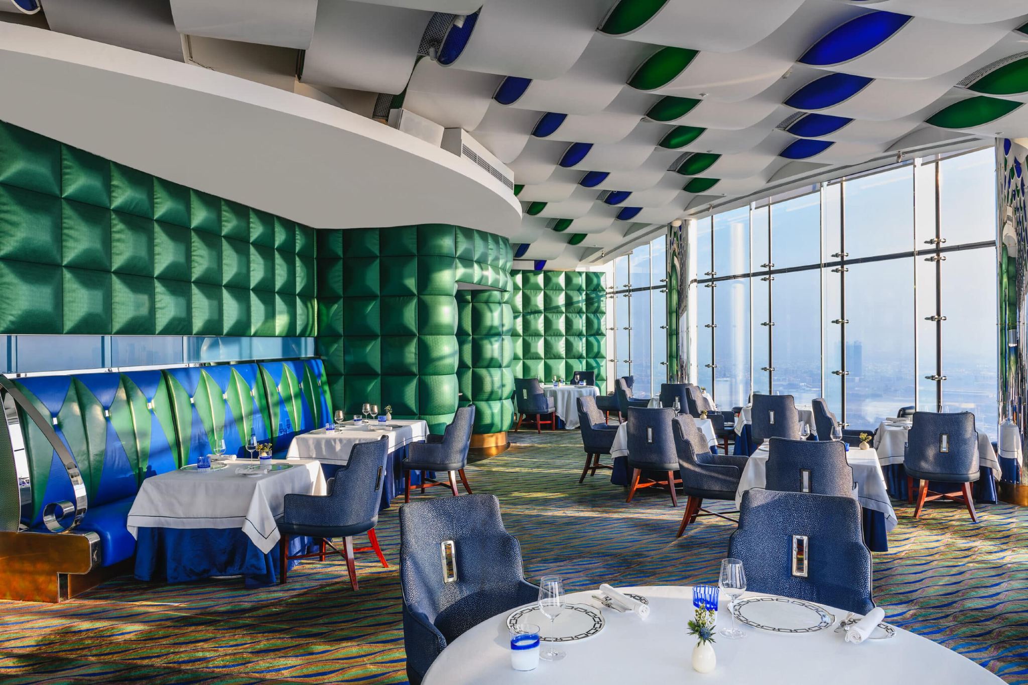 Esperienza culinaria raffinata al Burj Al Arab|Tè pomeridiano e vista sullo skyline in un ristorante stellato Michelin