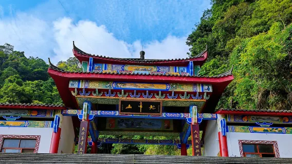 Excursión de un día a la montaña Beidi y la plataforma de observación del Templo del Dios de la Riqueza en Guigang, Guangxi, con servicio en chino e inglés, no incluye entrada