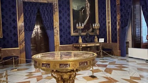 Tur Berpemandu ke Istana Kerajaan + Galeri Koleksi Kerajaan