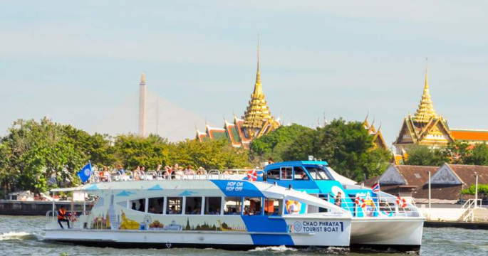 Kapal pesiar hop-on hop-off sepanjang hari di Sungai Chao Phraya (Sungai Chao Phraya) Bangkok dengan