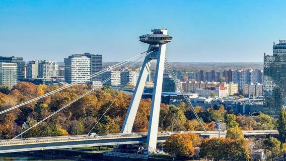 Vienna pergi-balik: Istana Bratislava + UFO dek pemerhatian sewaan peribadi [Tidak Termasuk tiket masuk]