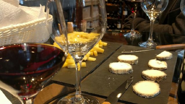 Saint-Germain: Thưởng thức Rượu vang và Phô mai