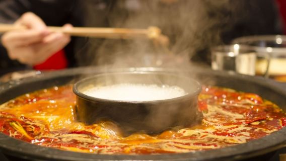 Eatwith-Chengdu-Visit a Michelin Bib Gourmand chef and enjoy his street-style hotpot solo show.