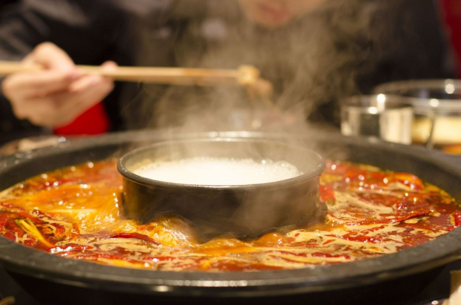 Eatwith Shared Moments - Chengdu - Visit a Michelin Bib Gourmand Star Chef and Enjoy His Local Hotpot Solo Show