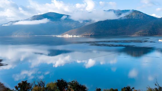 ออกเดินทางจากลี่เจียง ยูนนาน: หุบเขาเสือกระโจนแชงกรีล่า ทะเลสาบนาปา และตู้จง - ทัวร์หนึ่งวัน (กลุ่มที่พูดภาษาจีน)