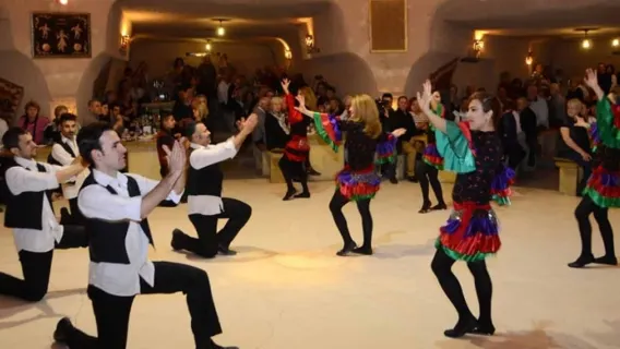 Noche turca en cueva de Capadocia: cena y bebidas ilimitadas con espectáculos en directo
