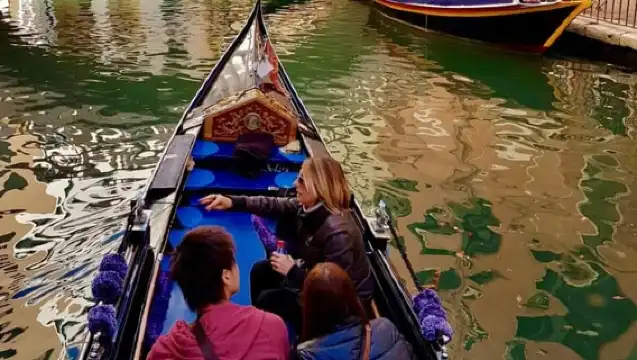 Venice: 30 min Gondola Ride on the Grand Canal with Guide