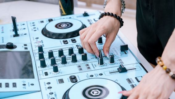 【深圳大梅沙·美女DJ派對】帶KTV豪華遊艇出海5小時＋美女DJ 5小時＋用餐套餐-贈送網紅魔毯＋漁餌漁具＋水果