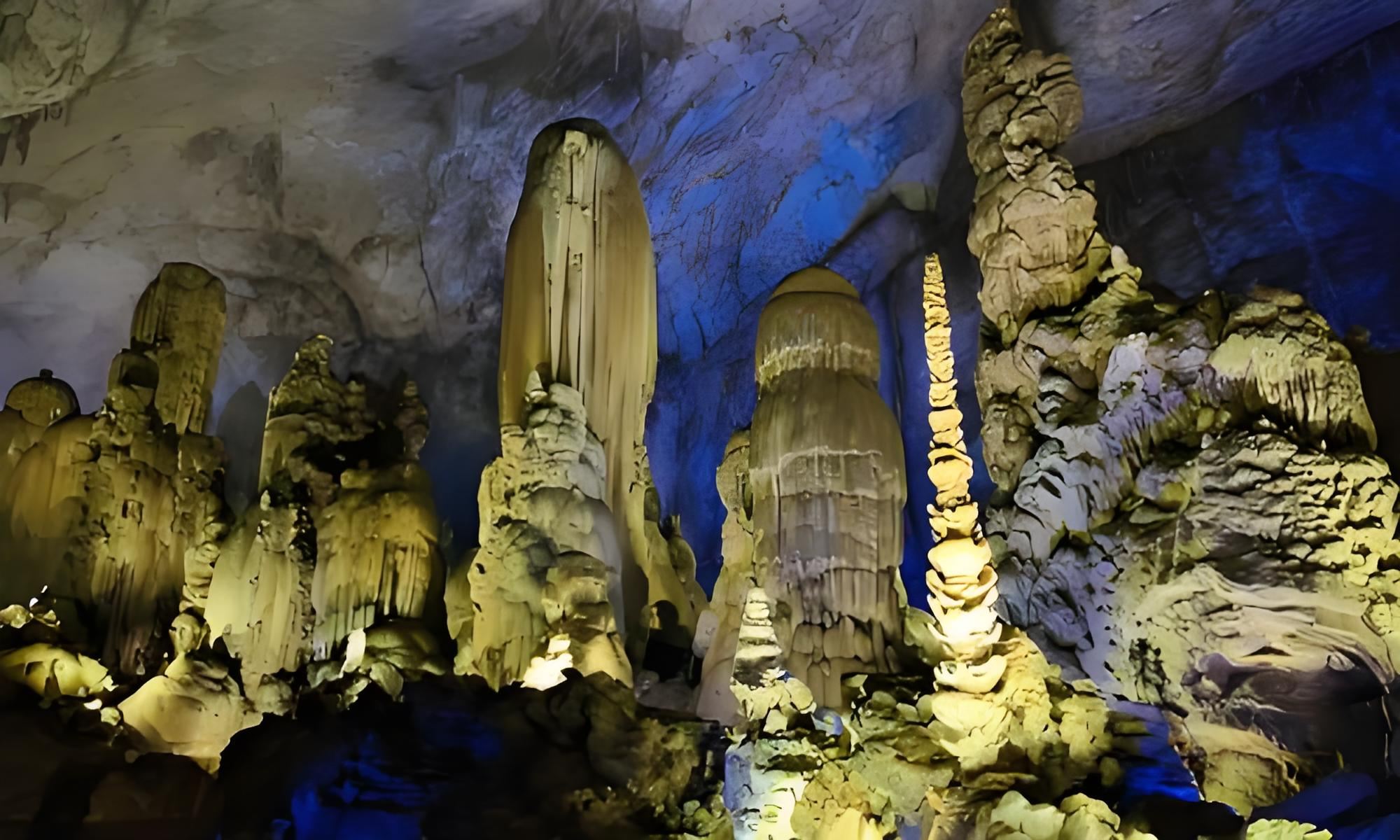 Departing from Guiyang: Zhijin Cave and Zhijin Grand Canyon Day Tour (Chinese-language Group Tour)