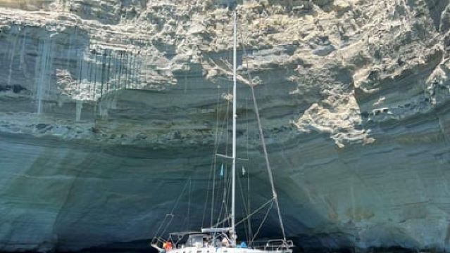 Adamas: Pelayaran Sehari Kleftiko dengan Snorkeling dan Makan Tengah Hari