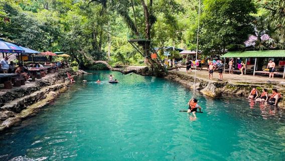 perjalanan satu hari ke Vang Vieng + perahu kayak di Sungai Nam Song + Gua Tamjang + Makan Siang + Transportasi + Pemesanan Minimal 1 Orang