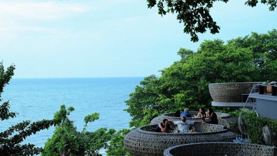 Buono acquisto e servizio di prenotazione per il ristorante panoramico The Sky Gallery a Pattaya, famoso per i tramonti mozzafiato
