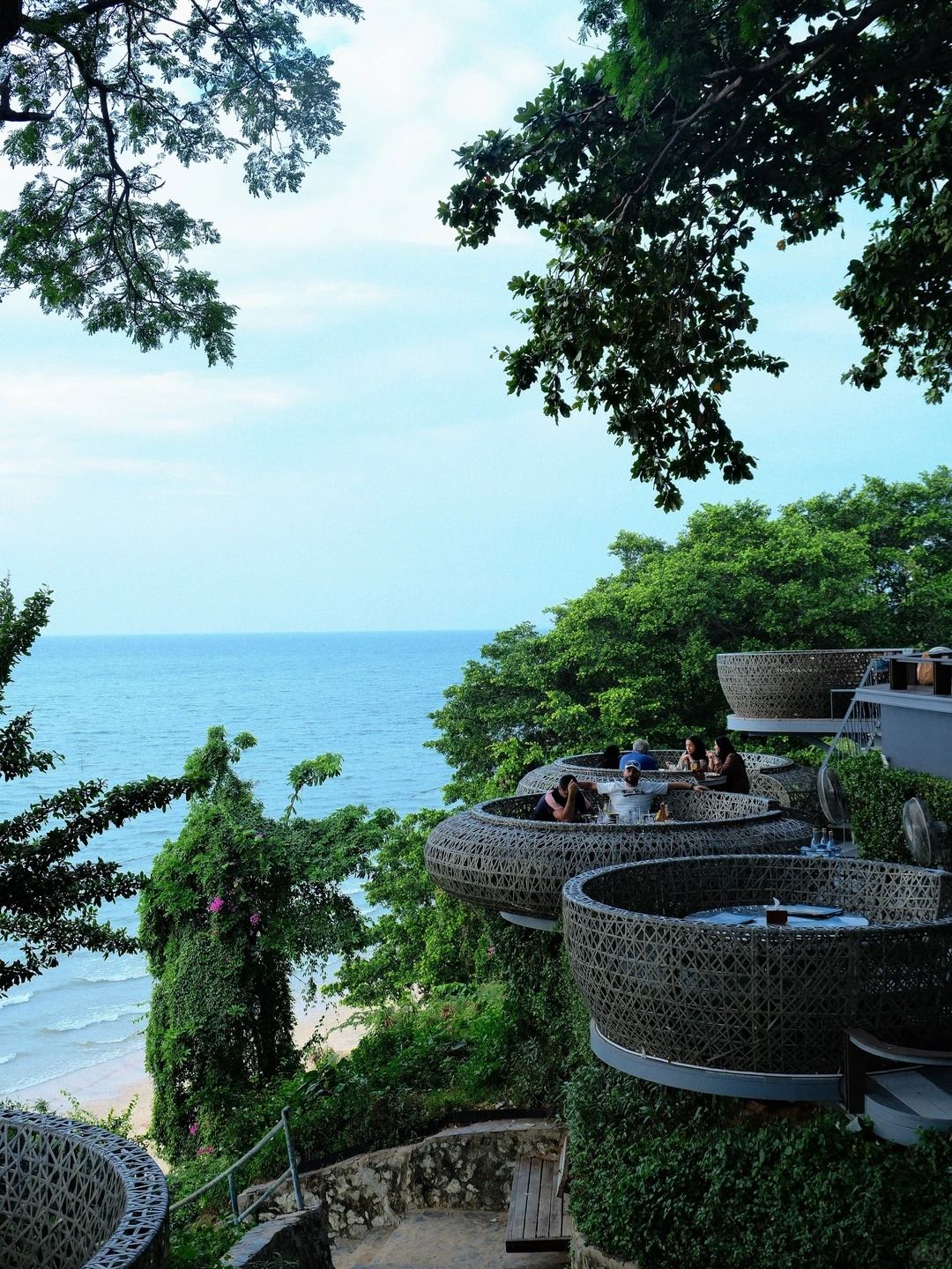 vale en metálico para el restaurante The Sky Gallery, famoso por sus atardeceres en el acantilado de Pattaya, con servicio de reserva