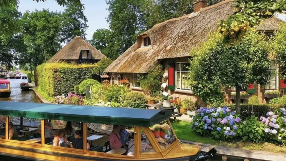 Afsluitdijk + Giethoorn 1-day tour in the Netherlands