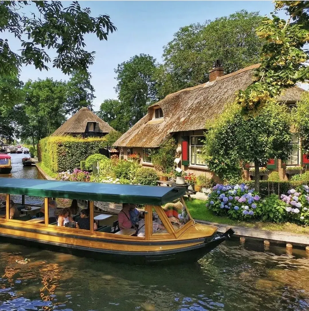 Tour di un giorno alla diga Afsluitdijk e al villaggio di Giethoorn nei Paesi Bassi