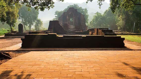 Santuario de My Son por la mañana temprano con brunch de comida Champa