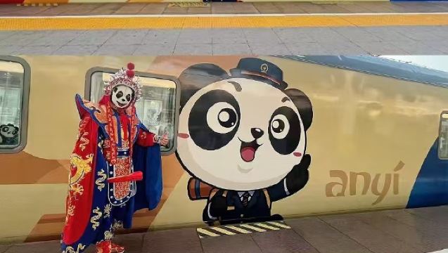 2026 รถไฟหรูแพนด้าเอ็กซ์เพรส สายสือฟาง·สัมผัสความหรูหราทางเหนือและใต้ของซินเจียง เส้นทางซินเจียงใต้และเหนือ เดินทางผ่านความลับของอาเฮ่อ/เทือกเขาทองคำ/เมืองโบราณพันปี