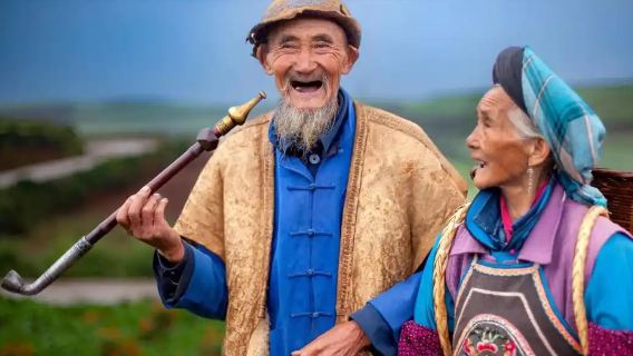 Tour fotografico di un giorno a Kunming: Terra Rossa di Dongchuan, Valle del Tramonto e Antico Albero del Drago Millenario|opzione di noleggio con conducente esclusivo
