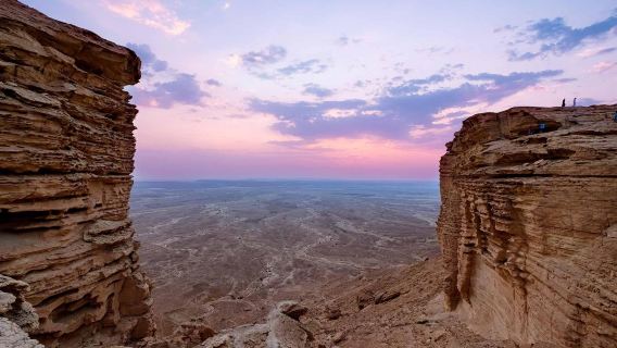 1-day private charter tour to the edge of the world + Arabica coffee with Chinese guide in Riyadh