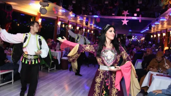 Estambul Bósforo: Crucero con cena, folclore y danza del vientre