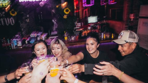 Seul: Premium Pub Crawl com Serviço VIP de Garrafas
