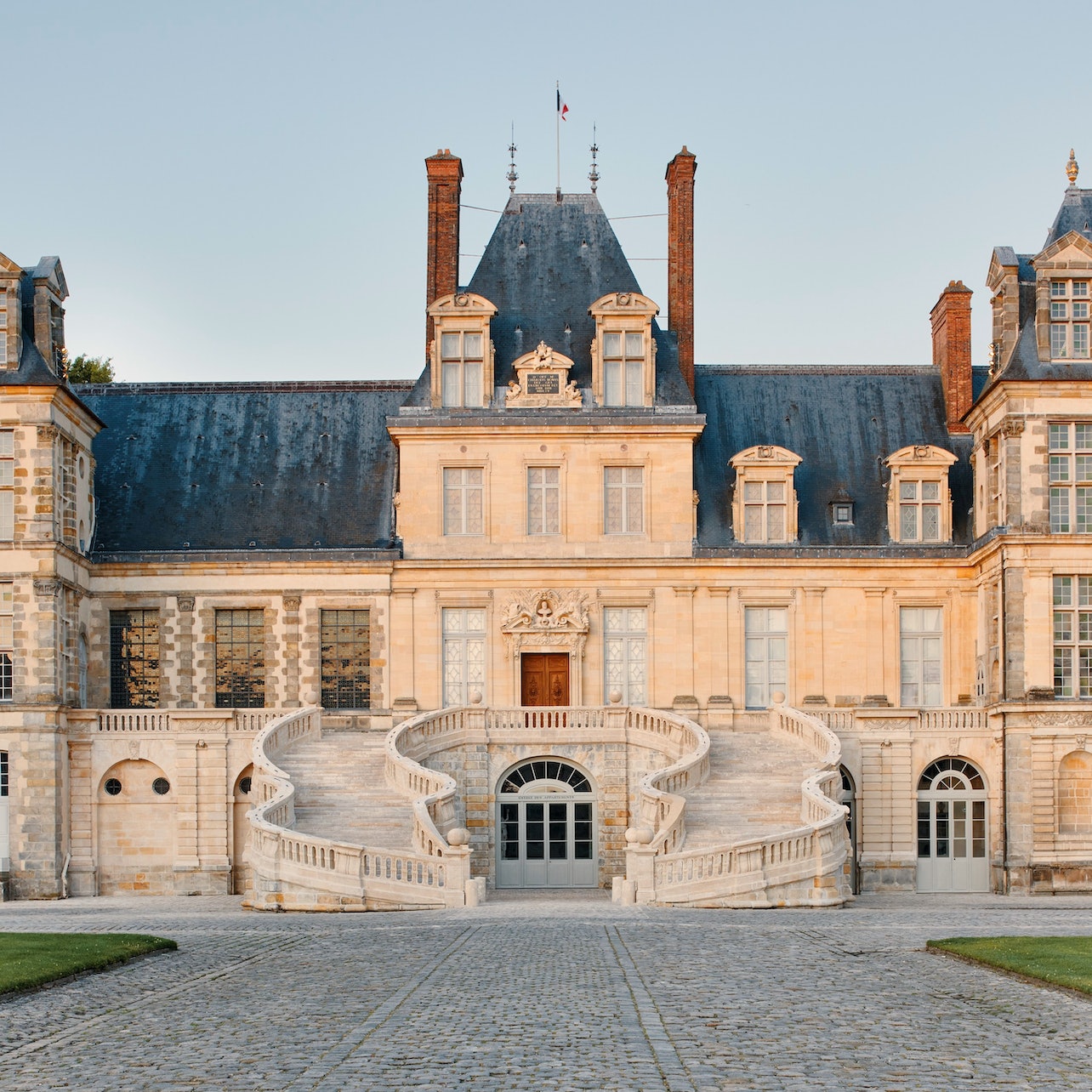 Visit the imperial Fontainebleau castle - with bonjourmonamour