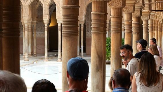 Alhambra i Pałace Nasrydów: Bilet bez kolejki + Wycieczka z przewodnikiem