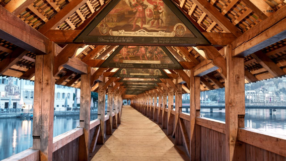 ทัวร์วันเดียว/ทัวร์หลายวัน สะพานชาเปล + จัตุรัสสวอน + ทะเลสาบลูเซิร์น + โบสถ์เซนต์ลีโอเดการ์