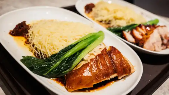 Small Group: Michelin & Local Hawker Food Tour