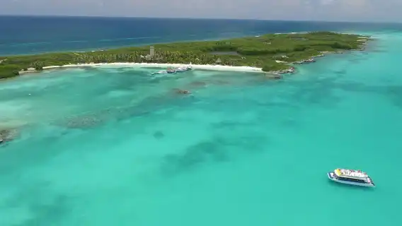 Isla Contoy & Isla Mujeres: Boat and Snorkel Tour from Cancún