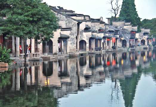 A one-day private tour from Hangzhou to Nanxun Ancient Town, Xiaohezhijie Historical and Cultural District, and Qinghefang.