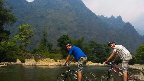 Vang Vieng: Blue Lagoon and Countryside Bike Tour with Lunch