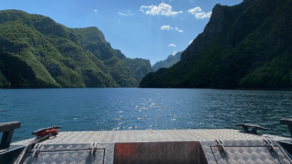 Perjalanan Sehari dengan Feri Danau Komani dan Fierza