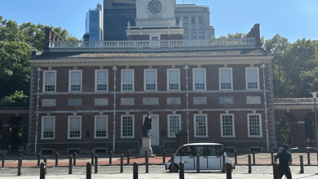 2 Hour Electric Cart Tour of Philadelphia with Local Guide