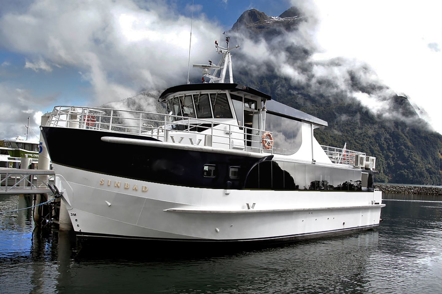 [Mercedes-Benz Small Group] Milford Sound / Piopiotahi Cruise on the Sinbad + Gourmet Dining + Transfers