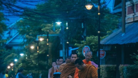 寮國琅勃拉邦【專屬包車一日遊】晨悟布施·相通寺·縱身光西瀑布