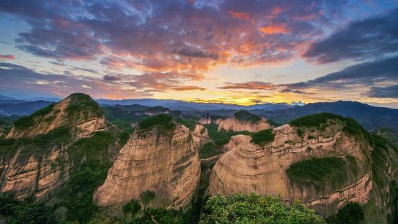 桂林丹霞八角寨一日遊 含門票+觀光車+半山滑道冬季看霧凇