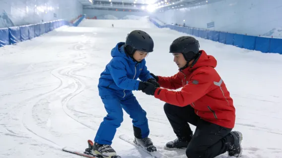 Instructor de snowboard/esquí contratado oficialmente en el Milagro de Nieve de Guangzhou