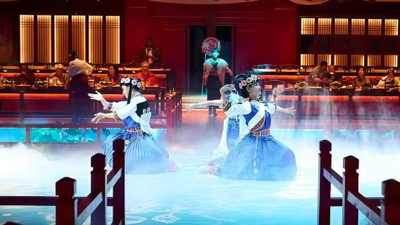 Lijiangs kejserliga bankett - en immersiv hovmåltidsshow (resa genom tusenåriga antika hovscenerier + traditionell musik- och dansföreställning + upplevelse av antika kläder)